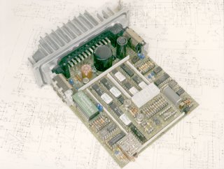 
Labormuster eines robusten mobilen Lastschalters, der aus einem
 Widerstand und einer Frequenz eine Zeit ausrechnet
Lab model of a rugged mobile load switch, computing a time period
 using a resistor and a frequency as input 
 (18 Kbytes JPEG)
